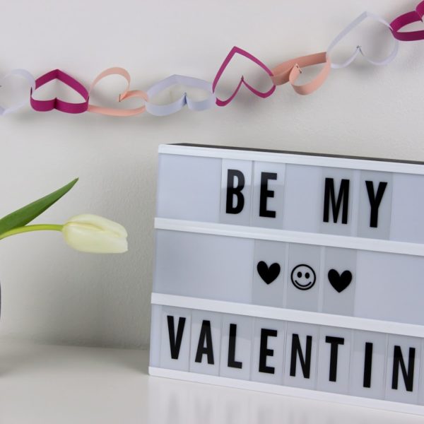 Die perfekte Valentinstagsdekoration von Herzen: DIY Girlande aus Papierherzen selber machen + Videoanleitung