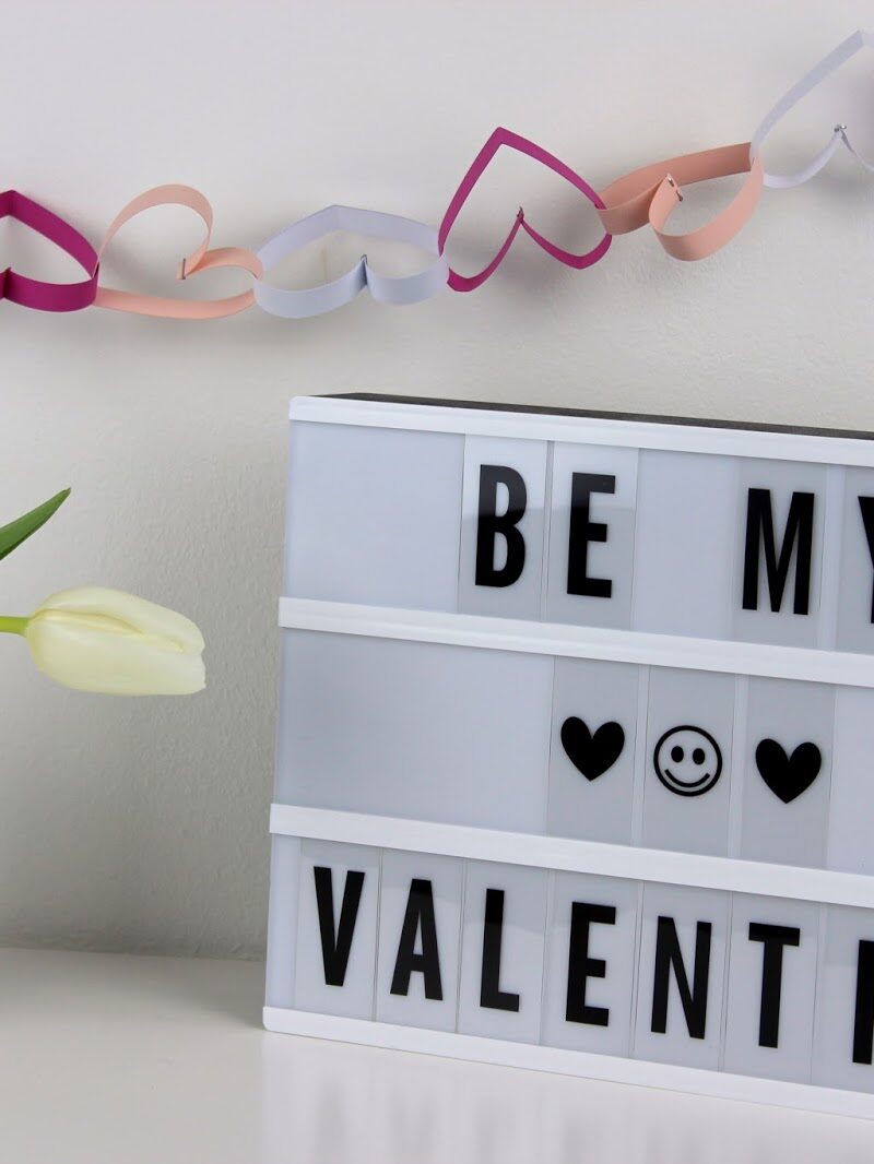 Die perfekte Valentinstagsdekoration von Herzen: DIY Girlande aus Papierherzen selber machen + Videoanleitung