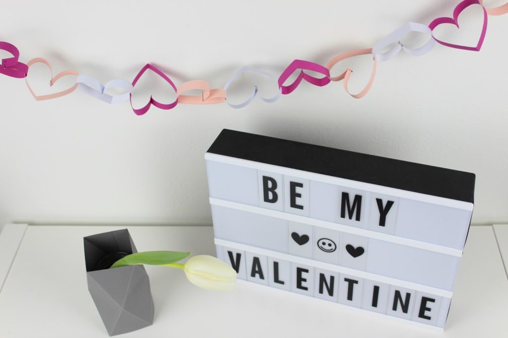 DIY, Basteln, Selbermachen: Herzchengirlande aus Papier als Valentinstagsdekoration, Valentinstag, Dekoration - DIYCarinchen
