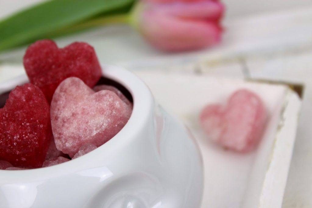 Süßes Geschenk zum Valentinstag: DIY Zuckerherzen rosa selber machen + Gewinnspiel