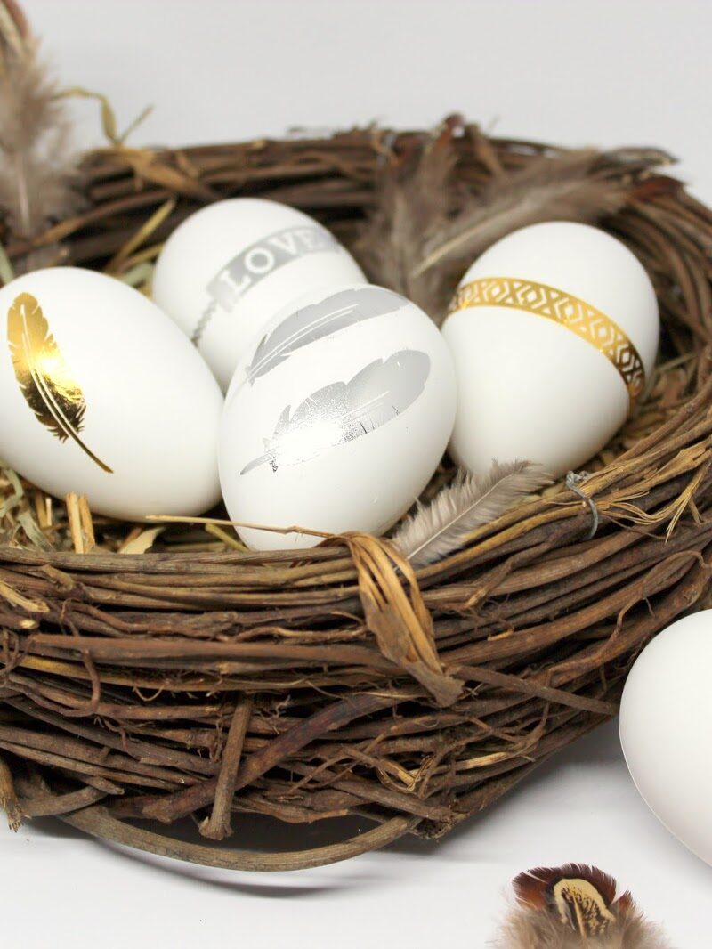DIY Ostereier mit goldenen und silbernen Flash Tattoos - geniale Osterdekoration