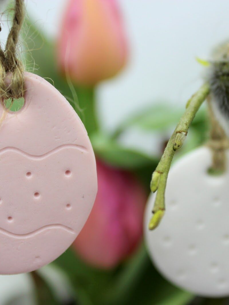 DIY Ostergesteck mit kleinen Osteranhängern aus Fimo selber machen - die perfekte Osterdekoration