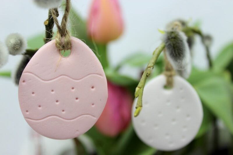 DIY Ostergesteck mit kleinen Osteranhängern aus Fimo selber machen - die perfekte Osterdekoration