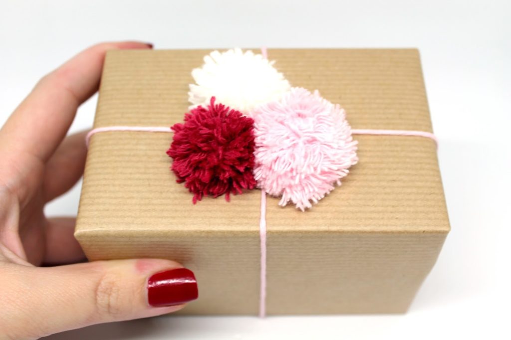 DIY, Basteln: Geschenke wunderschön und individuell mit Pompon verpacken, Mitbringsel, Weihnachtsgeschenk und Geschenkideen - DIYCarinchen