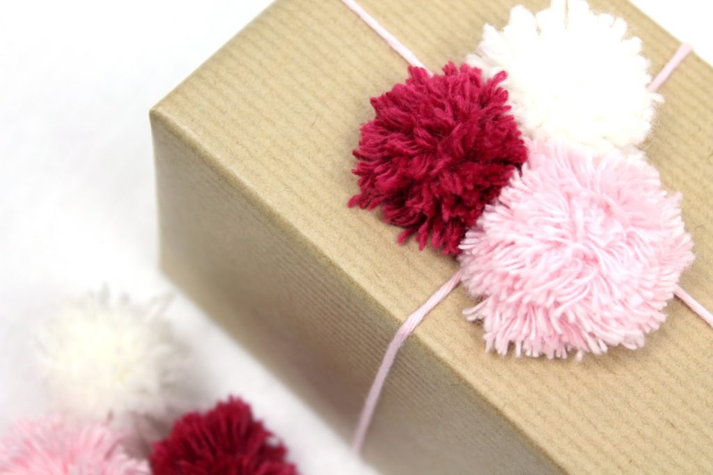 DIY, Basteln: Geschenke wunderschön und individuell mit Pompon verpacken, Mitbringsel, Weihnachtsgeschenk und Geschenkideen - DIYCarinchen