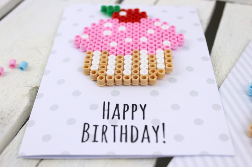 DIY Geburtstagkarten aus Hama Bügelperlen selber machen + kostenlose Vorlage - die perfekte Geschenkidee zum Geburtstag