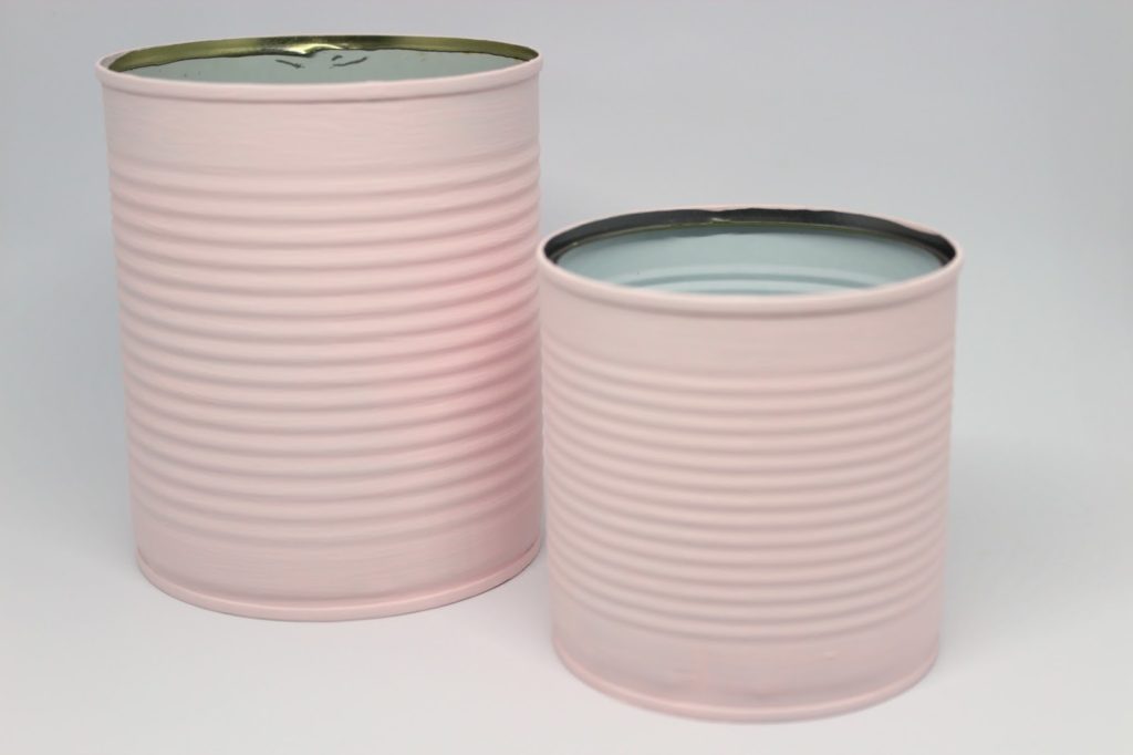 DIY Recycling Bastelidee: Blumentopf aus Konservendose in zartem rosa + kostenlosem Etikett