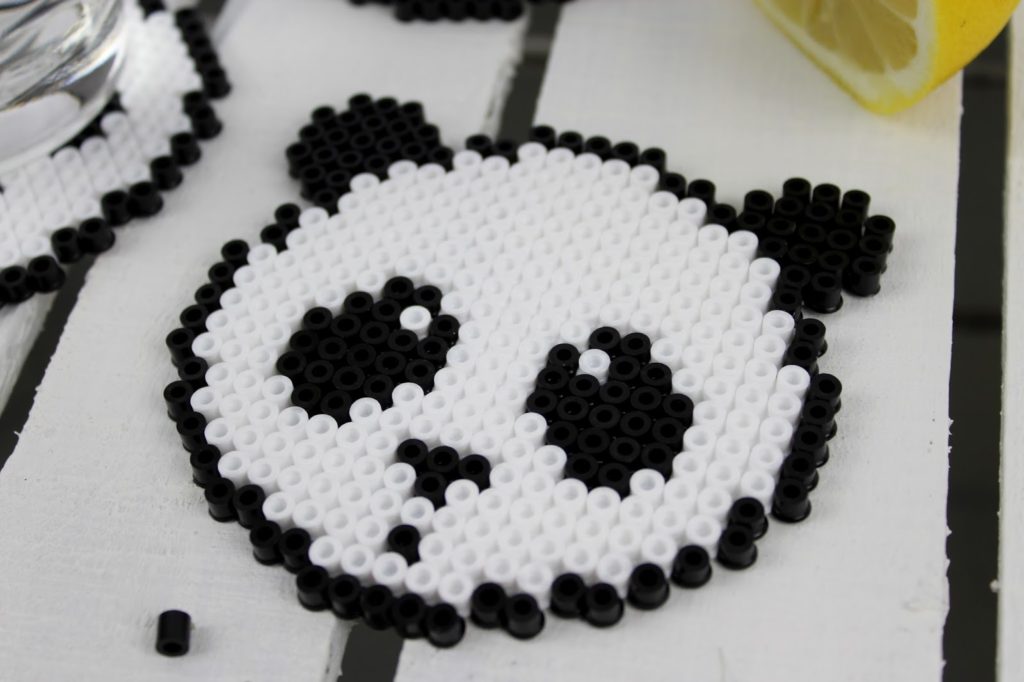 DIY Bügelperlen Getränkeuntersetzer Panda ganz einfach selber machen - geniale Bastelidee für groß und klein