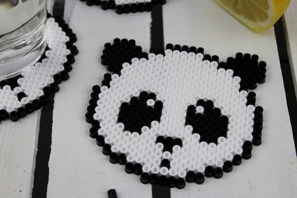 DIY Bügelperlen Getränkeuntersetzer Panda ganz einfach selber machen - geniale Bastelidee für groß und klein