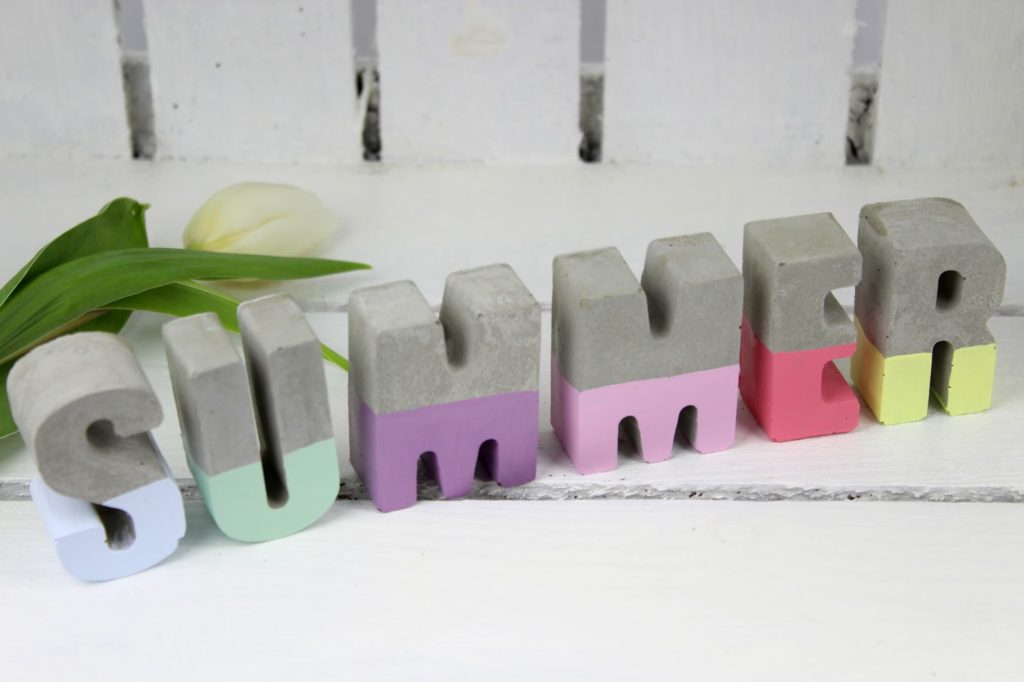 DIY Beton Buchstaben ganz einfach in wenigen Bastelschritten selber machen - tolle Dekoration für drinnen und draußen