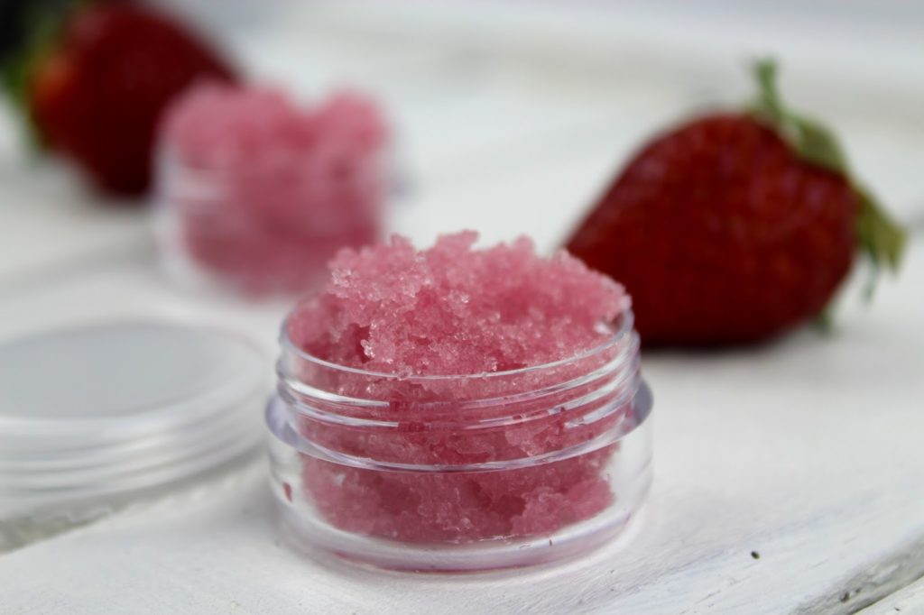 DIY Lippen Zuckerpeeling Erdbeer-Kokos ganz einfach selber machen - für besonders zarte Lippen 