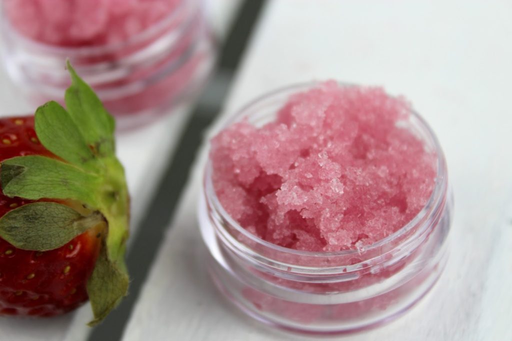 DIY Lippen Zuckerpeeling Erdbeer-Kokos ganz einfach selber machen - für besonders zarte Lippen 