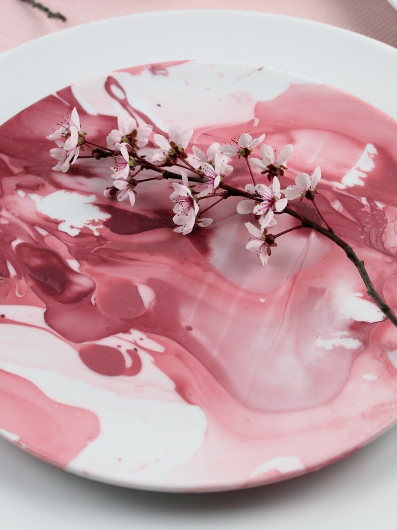 DIY Teller ganz einfach mit Nagellack marmorieren - ein echter Hingucker