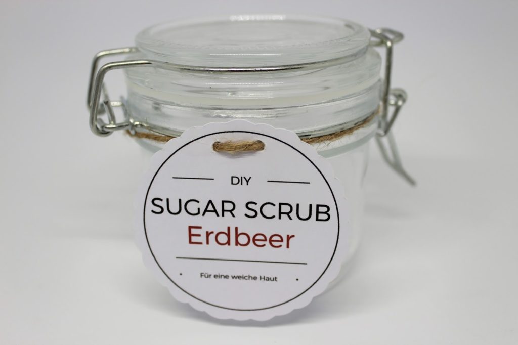 DIY Sugar Scrub / Zuckerpeeling Erdbeer- Kokos ganz einfach selber machen (+ kostenlose Vorlage)