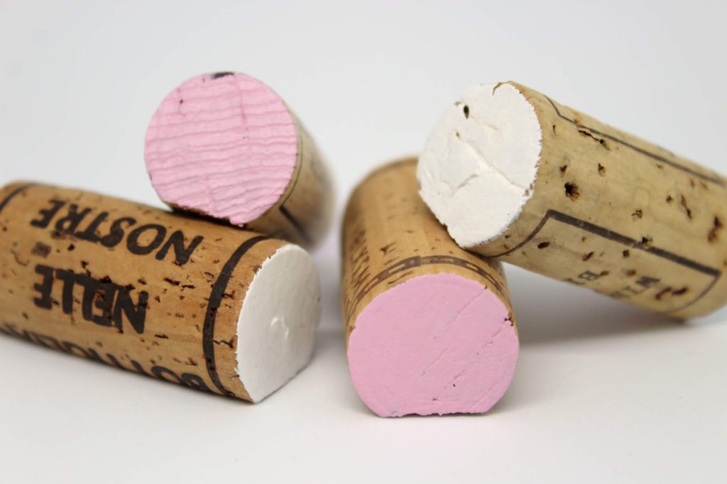 DIY Tischkarten aus Weinkorken ganz einfach selbermachen mit dem Schneider Base rosé - ideal für die Hochzeit 