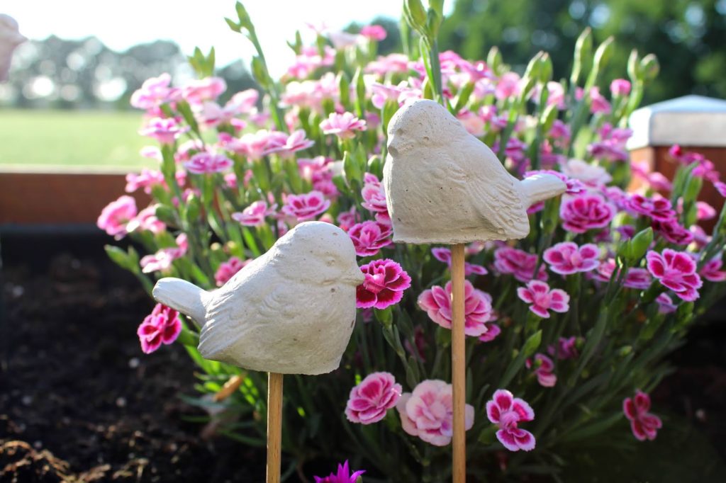 DIY Gartenstecker Vögel aus Beton in wenigen Schritten selber machen - süße Gartendeko