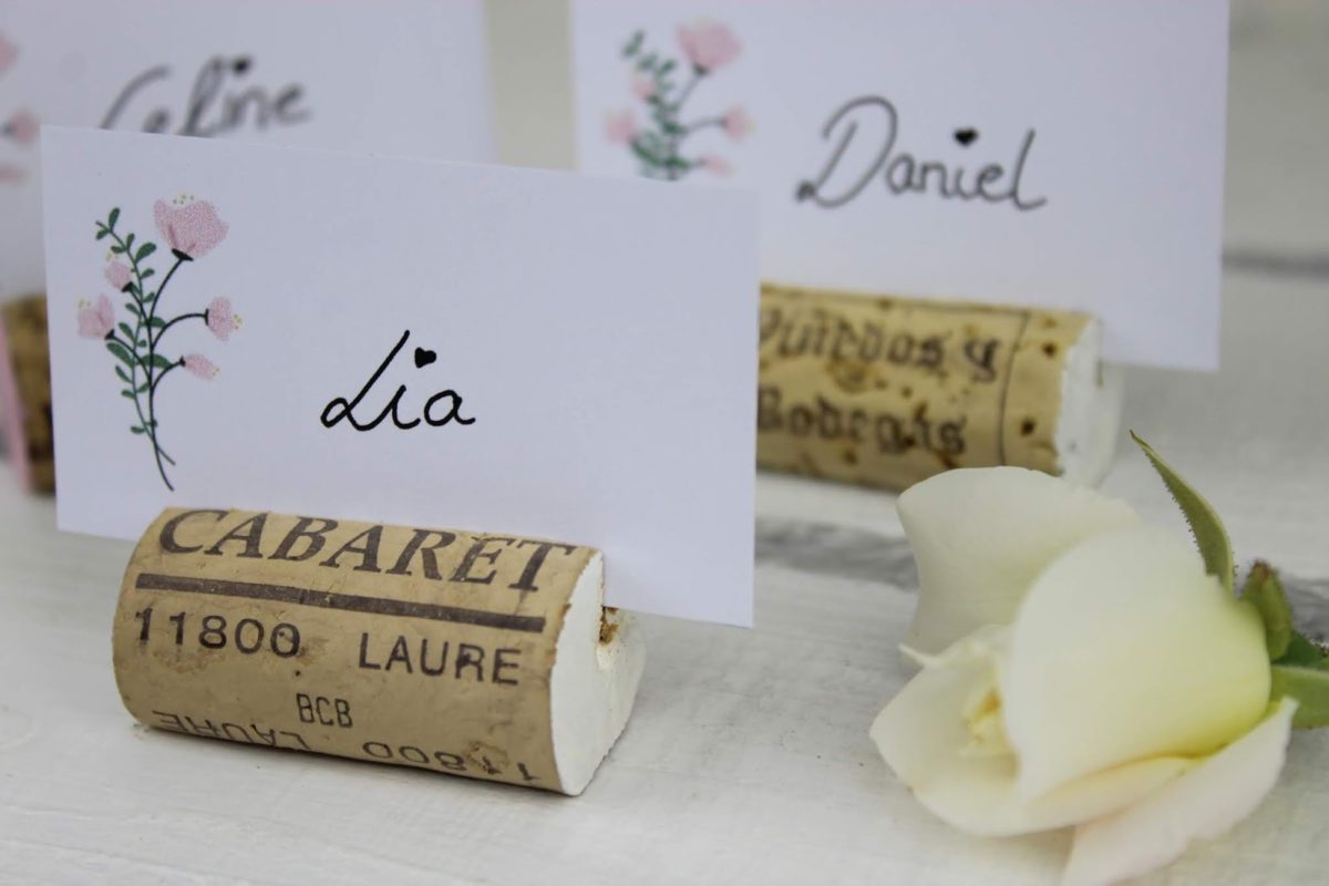 DIY Tischkarten aus Weinkorken ganz einfach selbermachen mit dem Schneider Base rosé - ideal für die Hochzeit