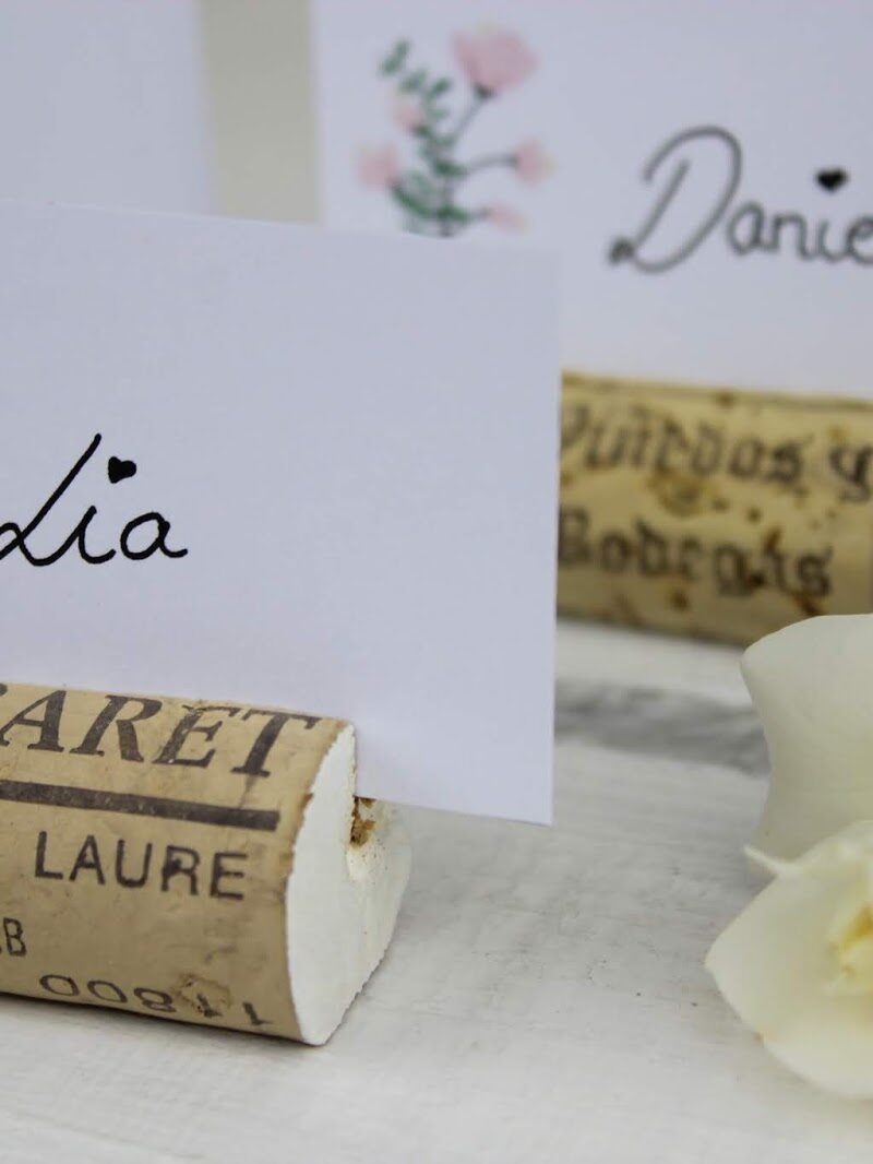 DIY Tischkarten aus Weinkorken ganz einfach selbermachen mit dem Schneider Base rosé - ideal für die Hochzeit