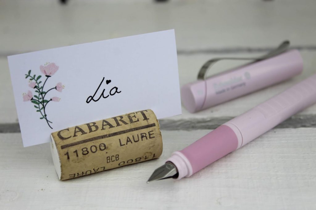 DIY Tischkarten aus Weinkorken ganz einfach selbermachen mit dem Schneider Base rosé - ideal für die Hochzeit 