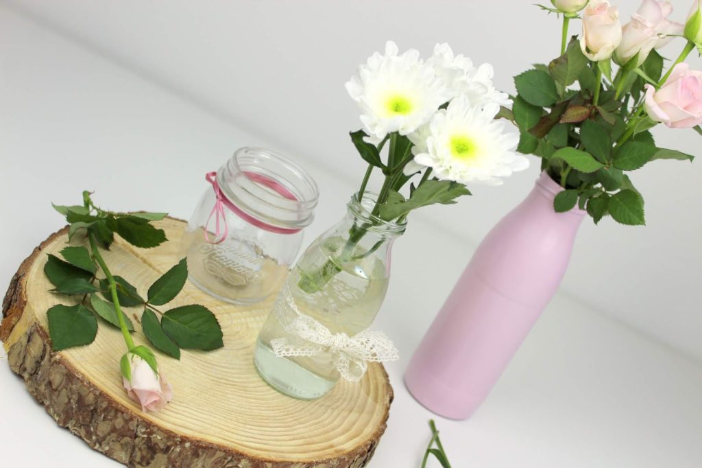 DIY selbstgemachte, günstige Tischdeko aus Milchflaschen - geniale Recycling Bastelidee