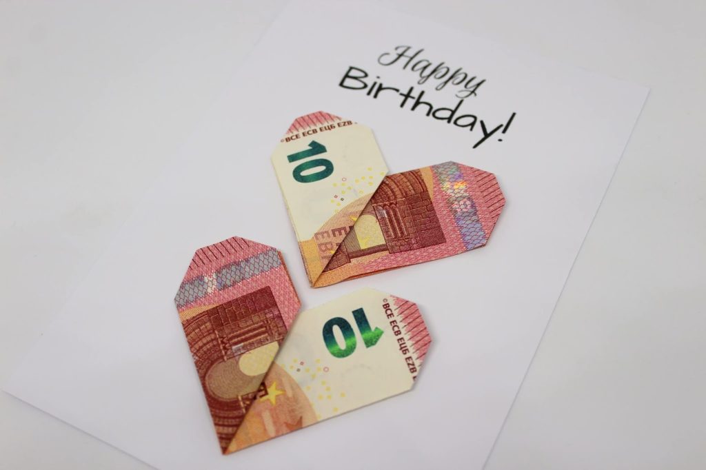 DIY Geldgeschenk Herzen nach Origami Art - die perfekte Geschenkidee + kostenlose Vorlage