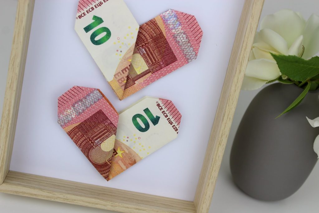 DIY Geldgeschenk Herzen nach Origami Art - die perfekte Geschenkidee + kostenlose Vorlage