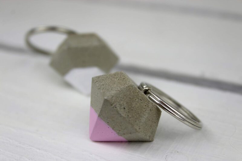 DIY Diamant Schlüsselanhänger aus Beton selbermachen - die perfekte Geschenkidee zu jedem Anlass