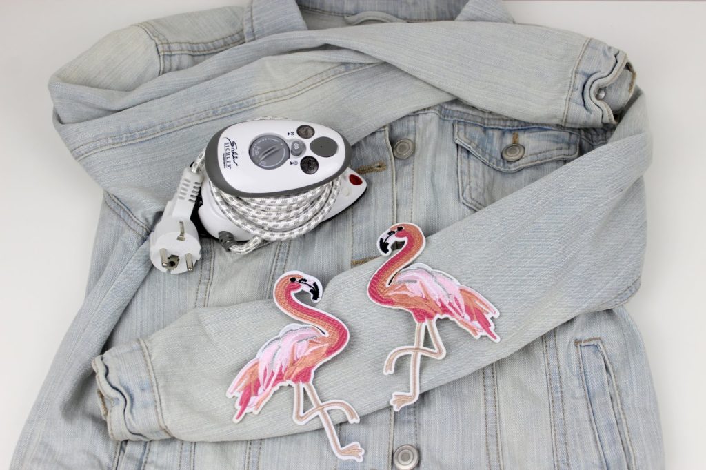 DIY: 3 geniale, schnelle und einfache Flamingo Bastelideen - Flamingo Patch Jacke