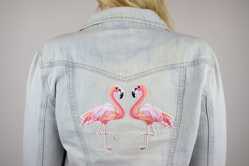 DIY: 3 geniale, schnelle und einfache Flamingo Bastelideen - Flamingo Patch Jacke