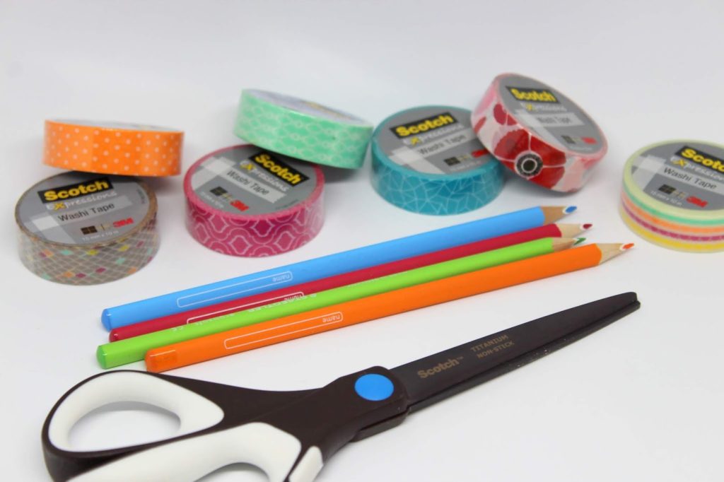 Stifte mit Washi Tape bekleben - DIY: 5 coole und schnelle DIYs mit Washi Tape - perfekt für den kreativen Arbeitsplatz oder für den Schulanfang