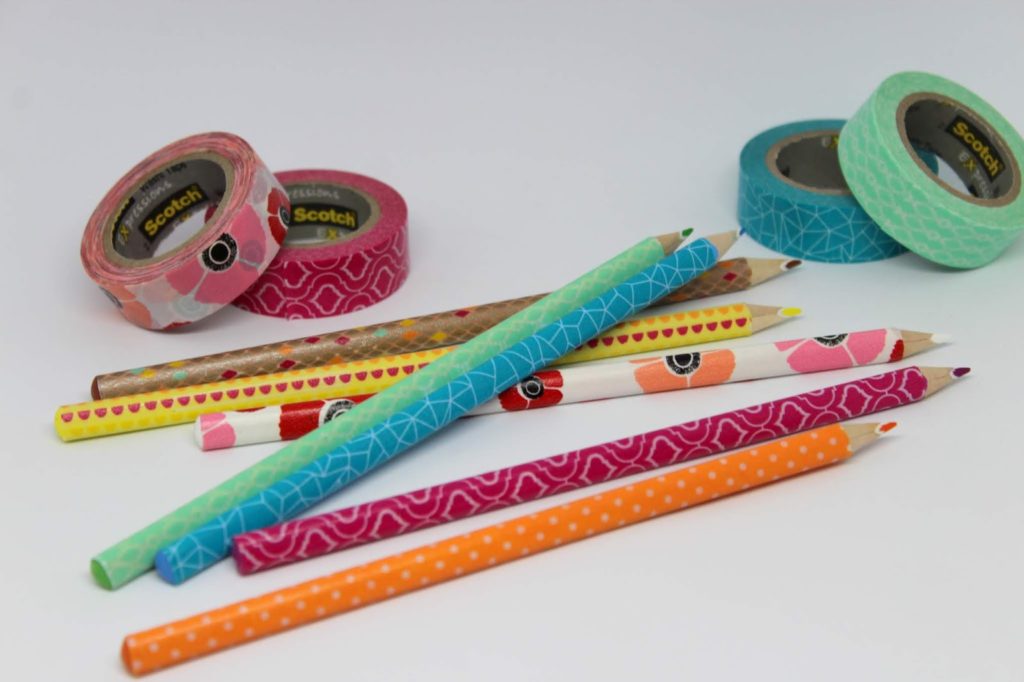 Stifte mit Washi Tape bekleben - DIY: 5 coole und schnelle DIYs mit Washi Tape - perfekt für den kreativen Arbeitsplatz oder für den Schulanfang