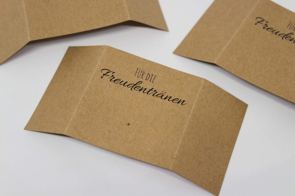 DIY Anleitung: Taschentücher Freudentränen zur Hochzeit ganz einfach selber machen + kostenloses Printable