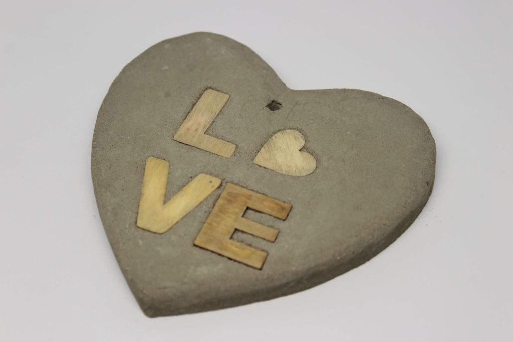 DIY Betonherz mit Holzbuchstaben LOVE - süße, kleine Hängedeko