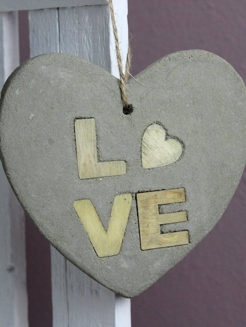 DIY Betonherz mit Holzbuchstaben LOVE selber machen - süße, kleine Hängedeko