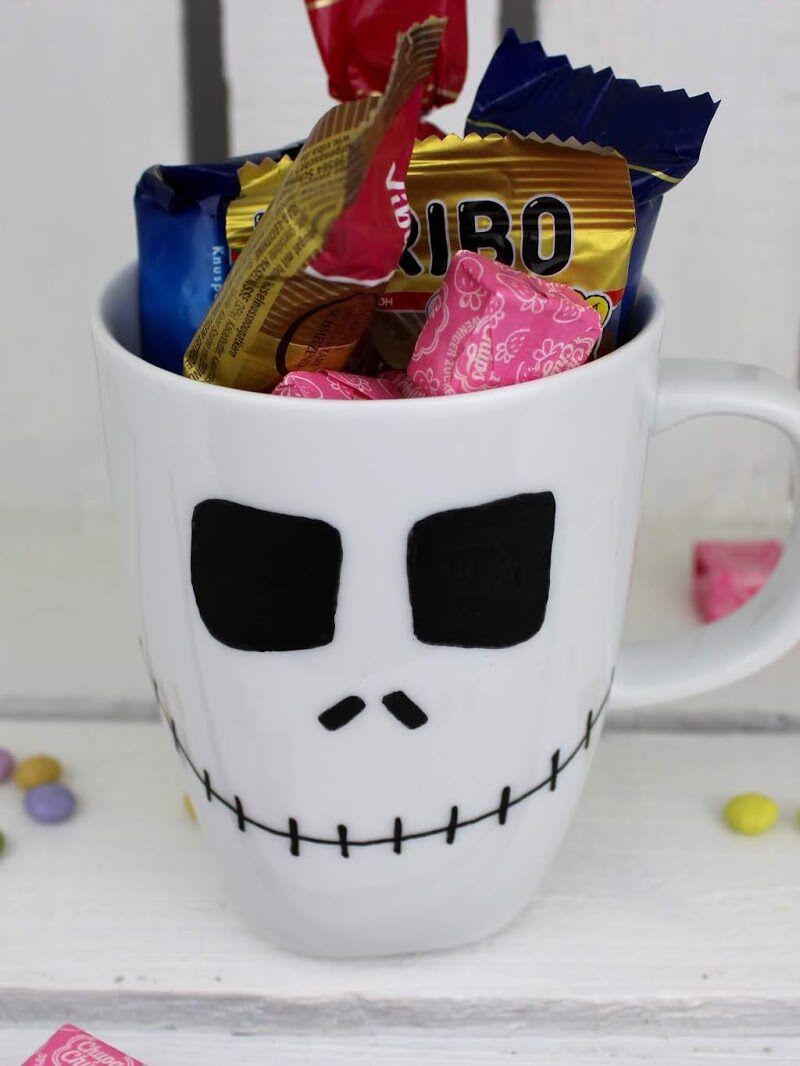 DIY Halloween Bastelidee: gruselige Becher ganz einfach selber machen