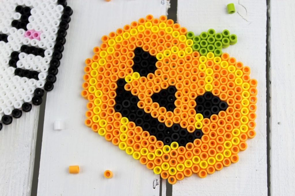 DIY Anleitung: süße Halloween Gespenster und Kürbis Glasuntersetzer ganz einfach selber machen - perfekte Bastelidee für eure Halloween Party