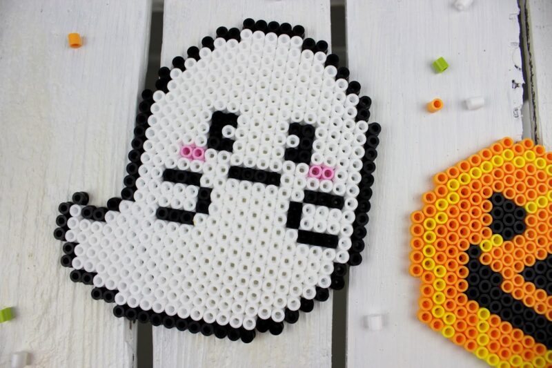 DIY Anleitung: süße Halloween Gespenster und Kürbis Glasuntersetzer ganz einfach selber machen - für eure Halloween Party