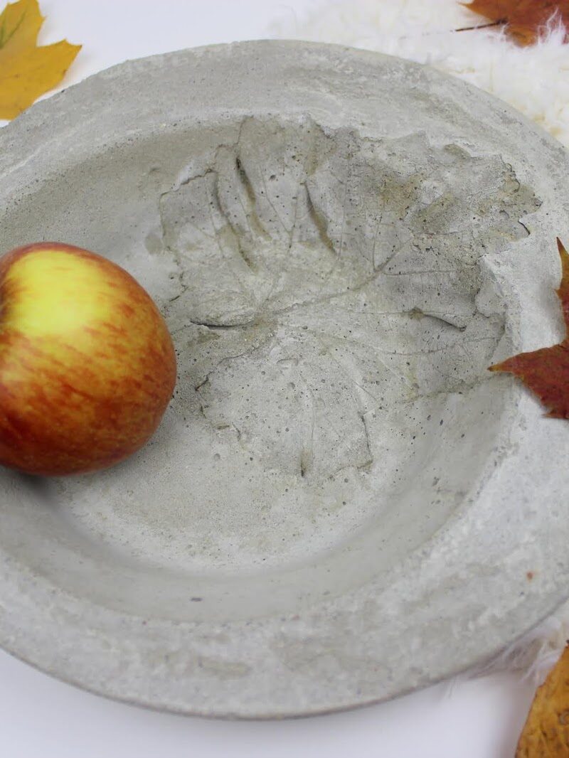 DIY: Herbstschale aus Beton mit Blattdruck ganz einfach selber machen - eine wunderschöne Deko für den Herbst