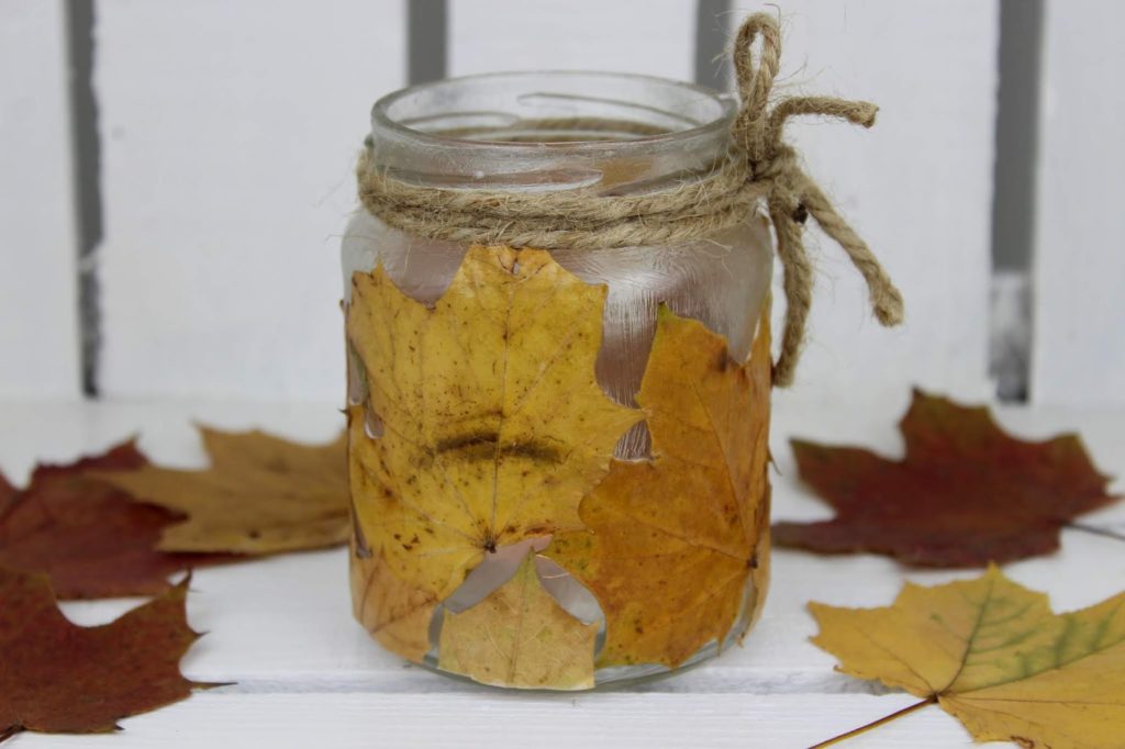 DIY herbstliches Windlicht mit Ahornblättern - wunderschöne und schnelle Herbstdeko
