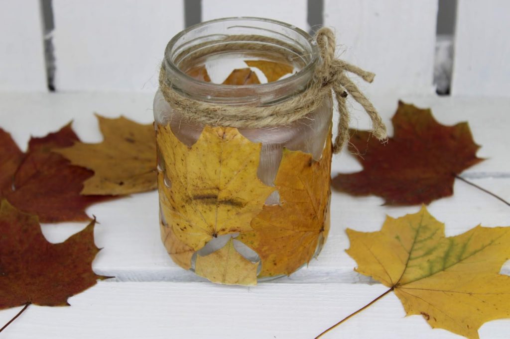 DIY herbstliches Windlicht mit Ahornblättern - wunderschöne und schnelle Herbstdeko