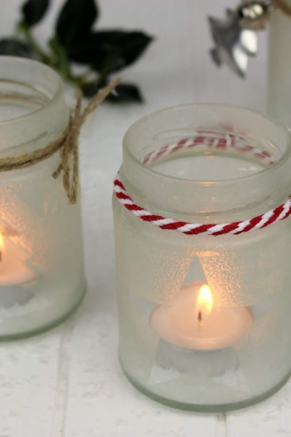 DIY wunderschöne Weihnachtsdeko - Eisblumen Windlichter ganz einfach aus Konfitürengläsern selber machen + kostenlose Vorlagen