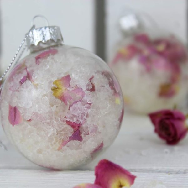 DIY Badesalz mit Rosenblütenblättern verpackt in einer Christbaumkugeln selber machen - die perfekte Geschenkidee zu Weihnachten