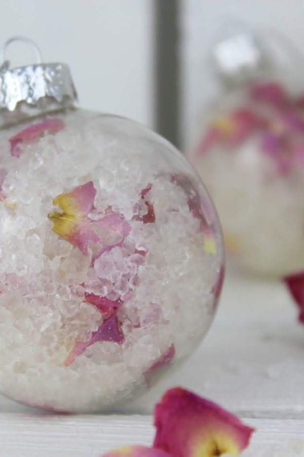 DIY Badesalz mit Rosenblütenblättern verpackt in einer Christbaumkugeln selber machen - die perfekte Geschenkidee zu Weihnachten