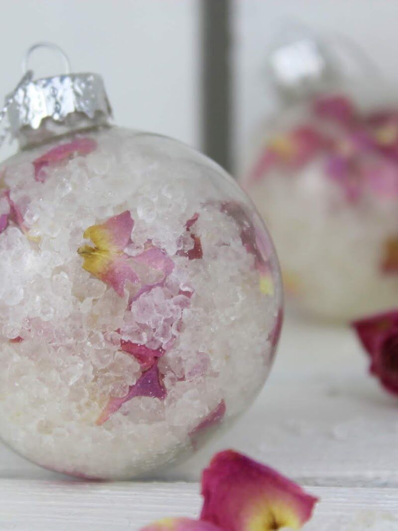 DIY Badesalz mit Rosenblütenblättern verpackt in einer Christbaumkugeln selber machen - die perfekte Geschenkidee zu Weihnachten