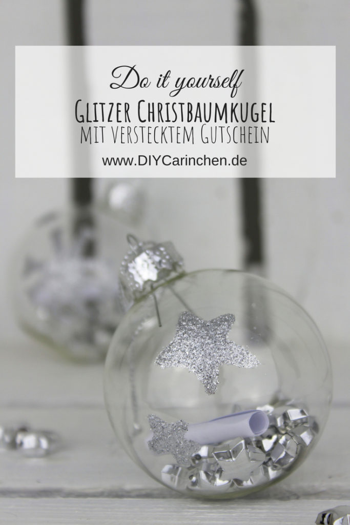DIY Gutschein Christbaumkugeln mit Glitzer verzieren und befüllen - eine tolle Geschenkidee und Weihnachtsdeko 
