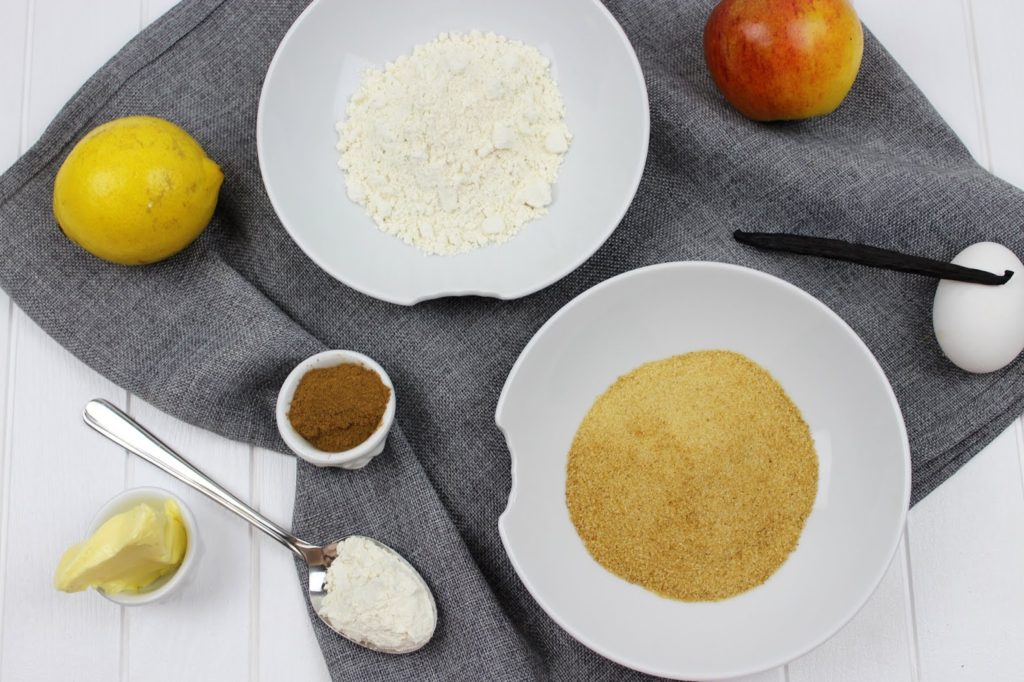 Rezept: 2 super leckere, saftige Tassenkuchen in unter 5 Minuten aus der Mikrowelle selber machen - Apfel-Zimt und Walnuss mit Ahornsirup