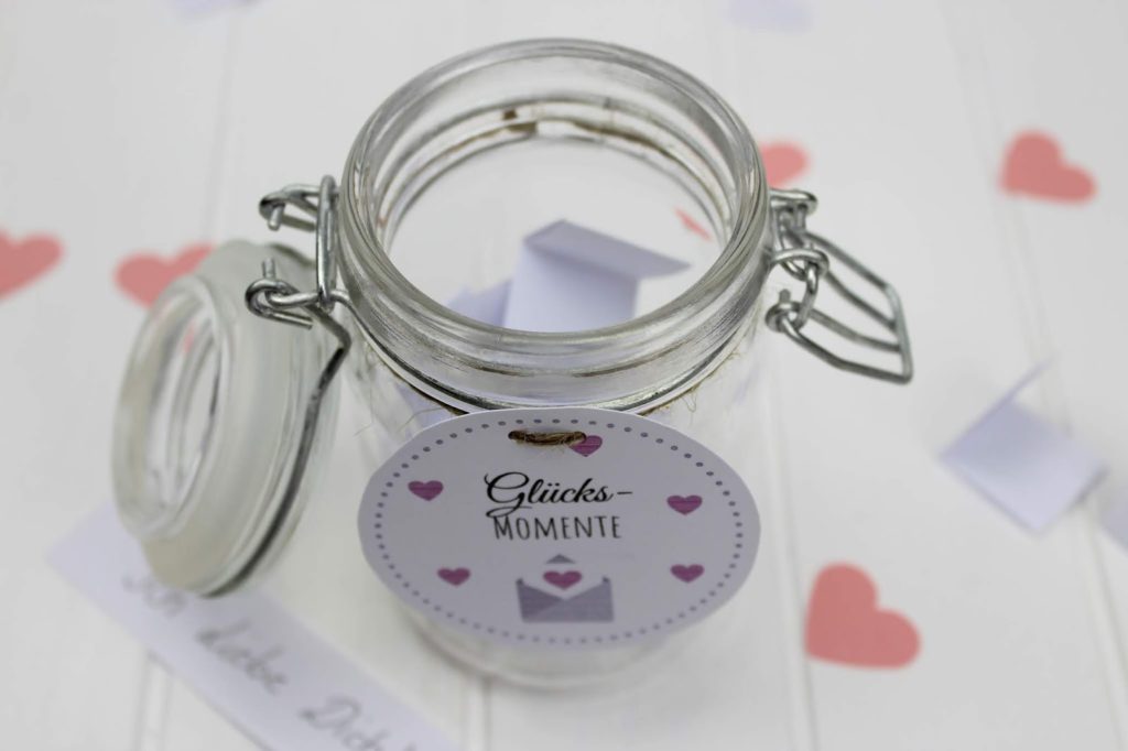 DIY: Geschenk im Glas Glücksmomente selber machen - die perfekte romantische Geschenkidee zum Valentinstag + kostenlose Vorlage