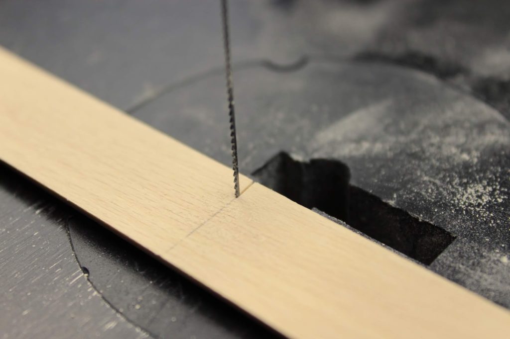 DIY Posterleiste aus Holz in wenigen Schritten selber machen - die perfekte Wanddeko