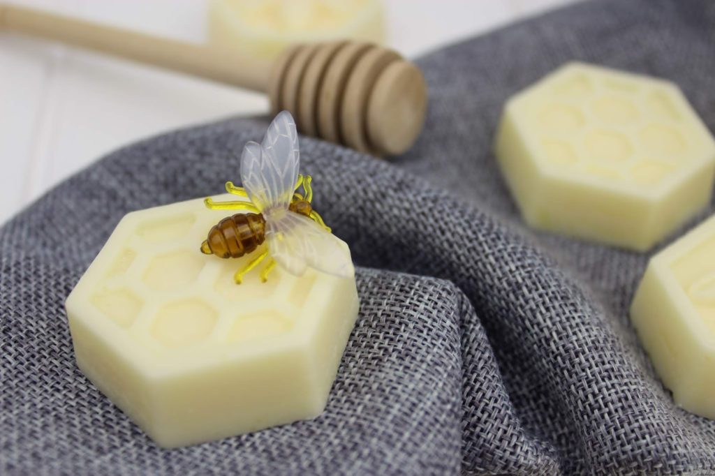 DIY: Seife aus Bienenwachs selber machen - perfekte Geschenkidee zu jedem Anlass