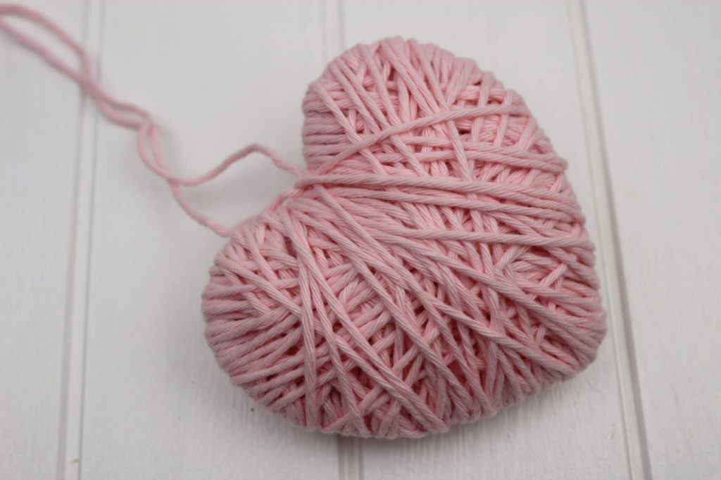 DIY: super einfache Wollherzen selber machen - perfekte Deko oder Geschenkidee zum Valentinstag